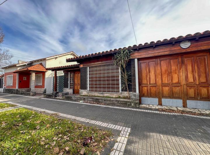 Casa · 227m² · 6 Ambientes · 2 Cocheras