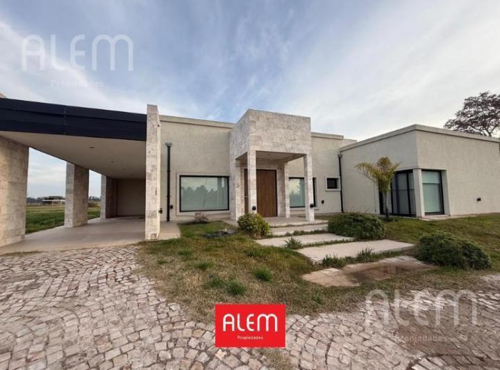 Casa · 300m² · 6 Ambientes · 2 Cocheras