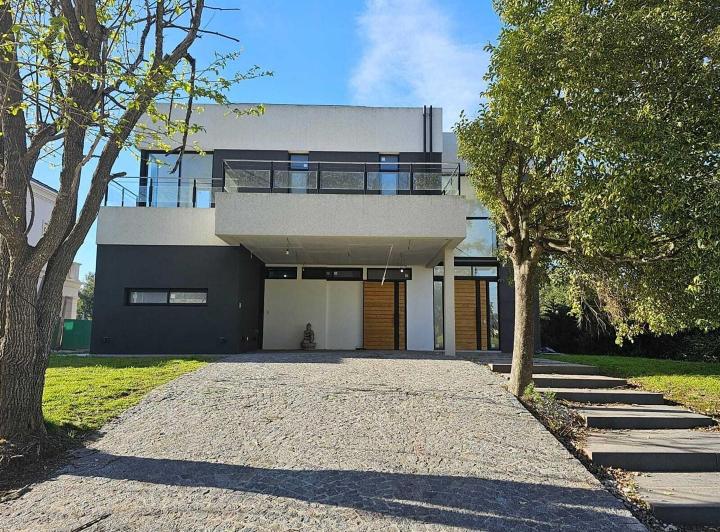 Casa · 292m² · 5 Ambientes · 2 Cocheras