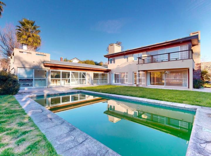 Casa · 1650m² · 7 Ambientes · 1 Cochera