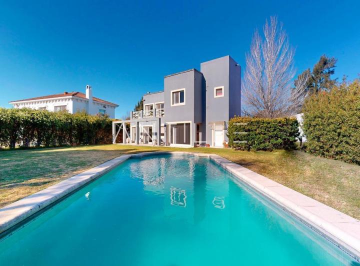 Casa · 1090m² · 6 Ambientes · 1 Cochera
