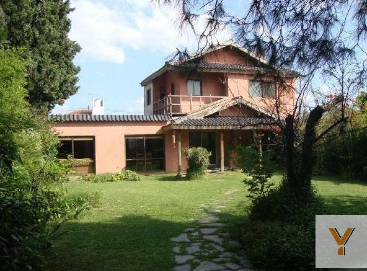 Casa · 630m² · 6 Ambientes · 4 Cocheras