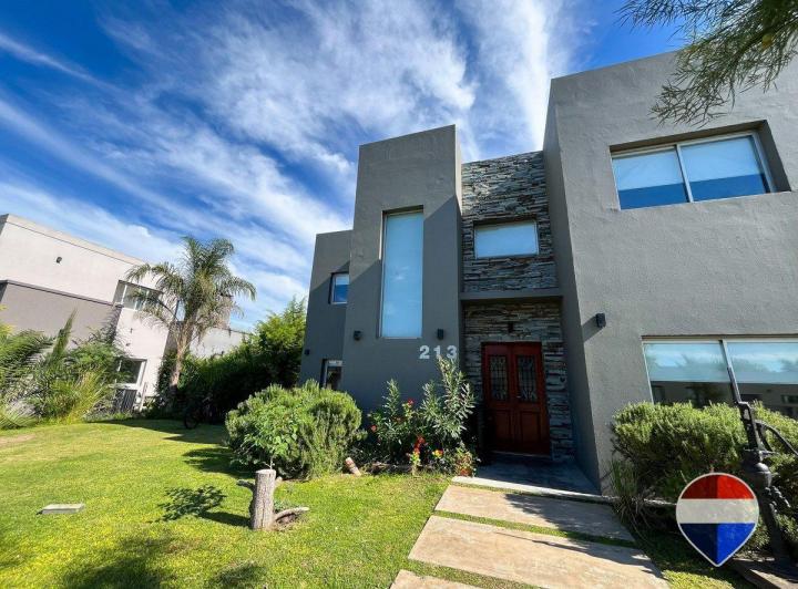 Casa · 182m² · 6 Ambientes · 2 Cocheras