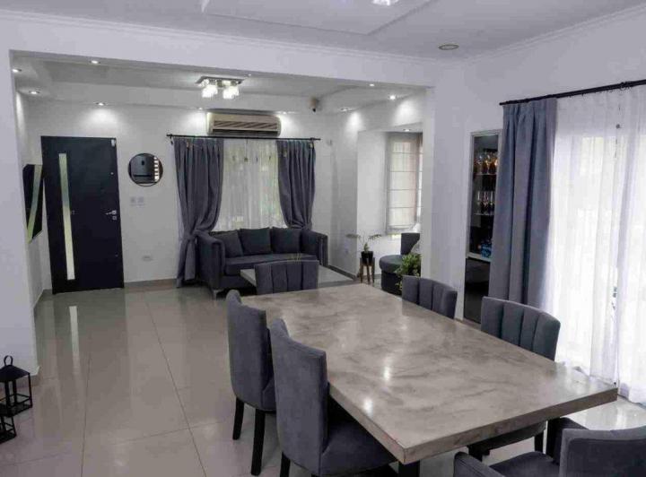 Casa · 200m² · 6 Ambientes