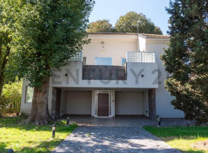 Casa · 255m² · 4 Dormitorios · 3 Cocheras