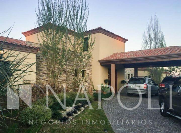Casa · 400m² · 6 Ambientes · 2 Cocheras