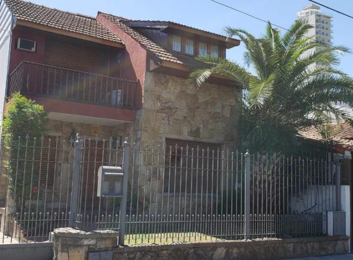 Casa · 210m² · 5 Ambientes · 5 Cocheras
