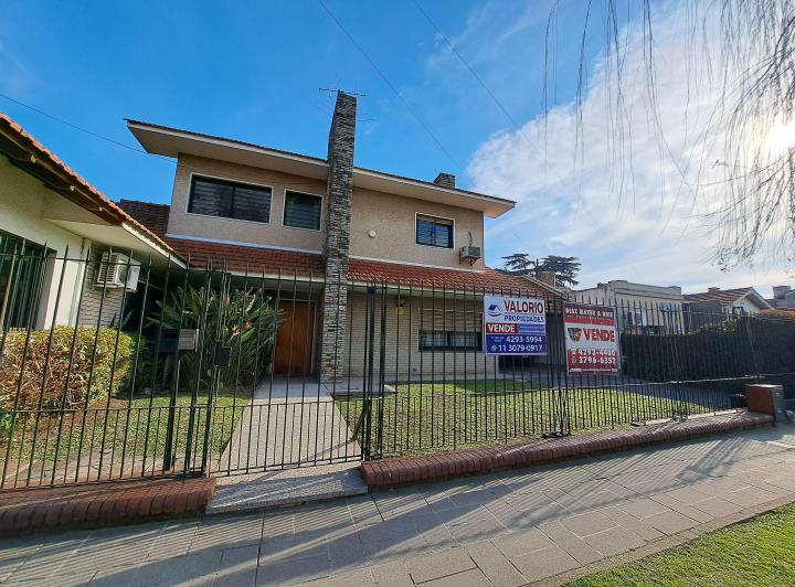 Casa · 180m² · 6 Ambientes · 2 Cocheras