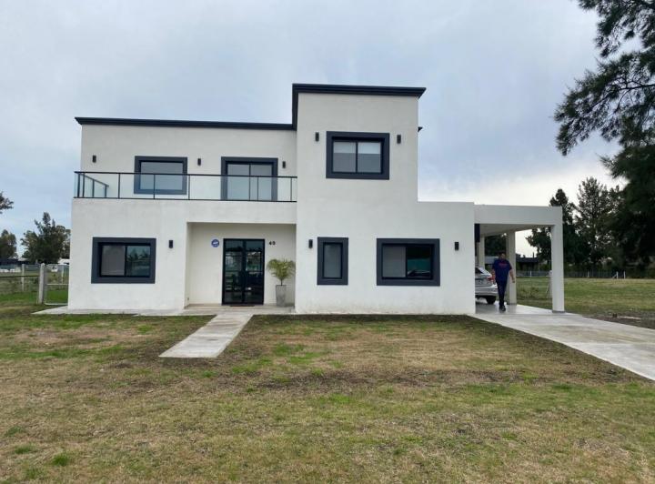 Casa · 250m² · 5 Ambientes · 2 Cocheras