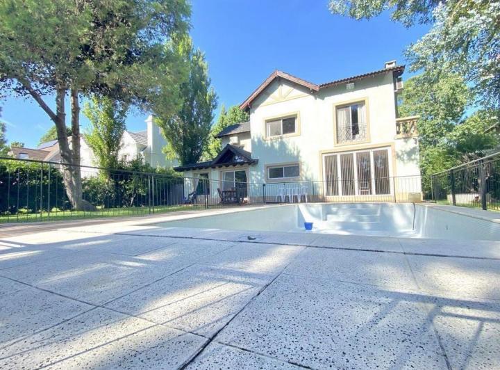 Casa · 287m² · 5 Ambientes · 1 Cochera