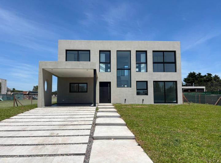 Casa · 280m² · 4 Ambientes · 2 Cocheras