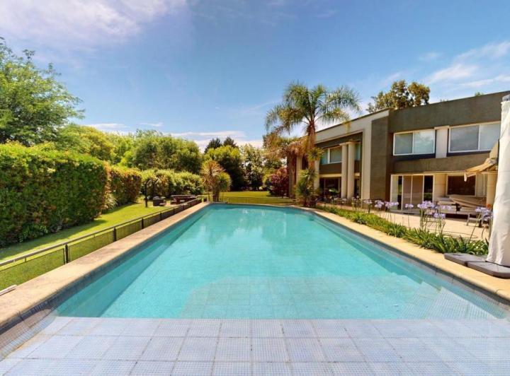 Casa · 580m² · 12 Ambientes · 4 Cocheras