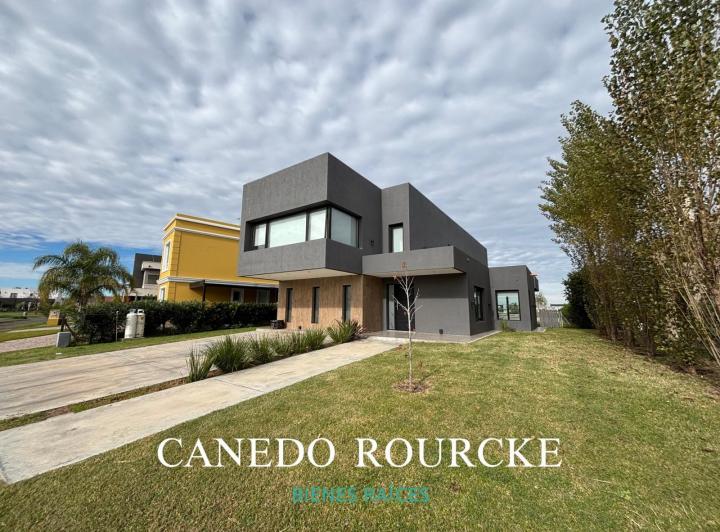 Casa · 1000m² · 5 Ambientes · 4 Cocheras