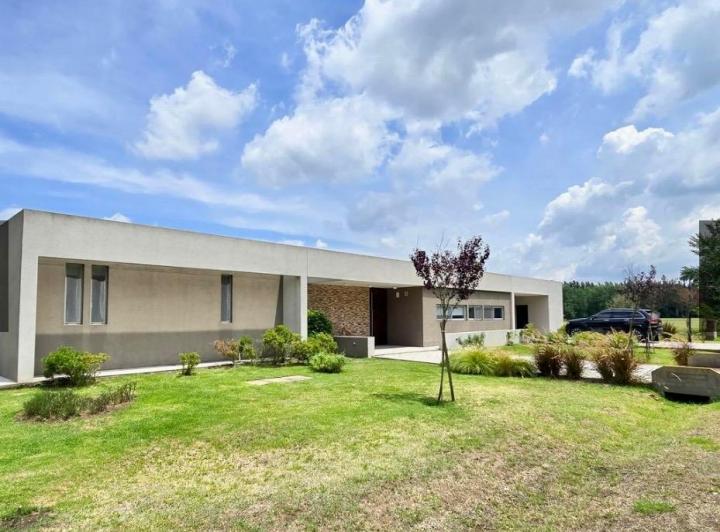 Casa · 200m² · 5 Ambientes · 2 Cocheras