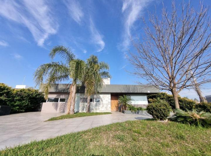 Casa · 170m² · 6 Ambientes · 3 Cocheras