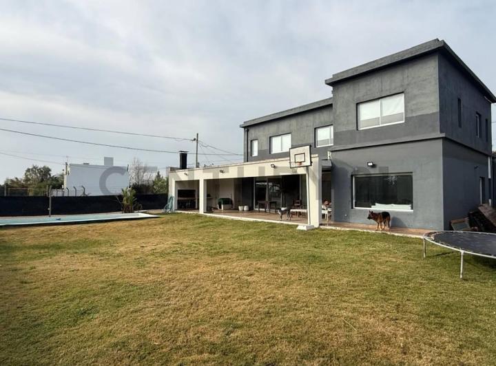 Casa · 210m² · 8 Ambientes · 3 Cocheras