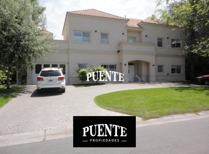 Casa · 360m² · 7 Ambientes · 2 Cocheras