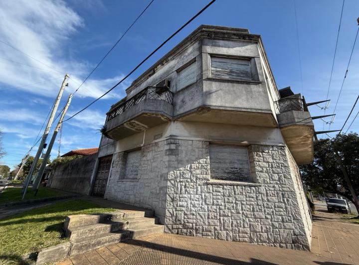 Casa · 240m² · 7 Ambientes · 4 Cocheras
