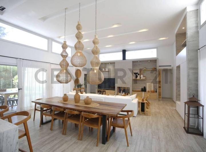Casa · 250m² · 5 Ambientes · 2 Cocheras