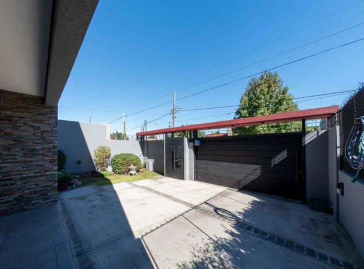 Casa · 275m² · 6 Ambientes · 2 Cocheras