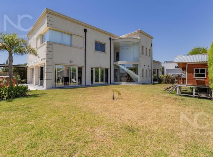 Casa · 275m² · 5 Ambientes · 1 Cochera