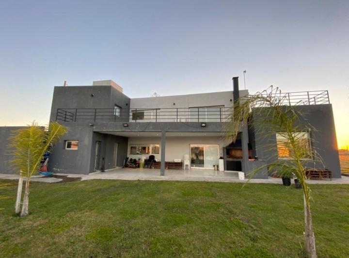 Casa · 385m² · 6 Ambientes · 3 Cocheras