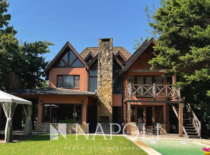 Casa · 253m² · 6 Ambientes · 3 Cocheras