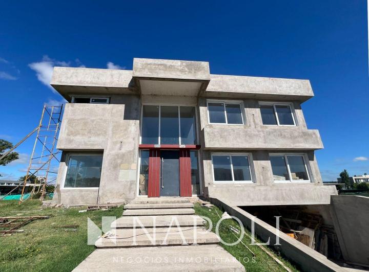 Casa · 550m² · 8 Ambientes · 3 Cocheras