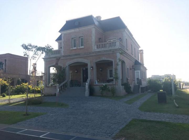 Casa · 411m² · 5 Ambientes · 3 Cocheras