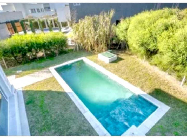Casa · 300m² · 6 Ambientes · 2 Cocheras