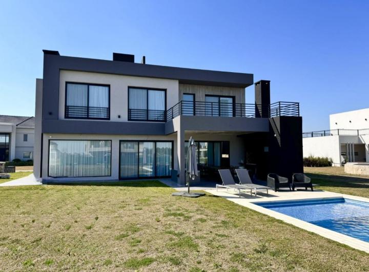Casa · 228m² · 5 Ambientes · 2 Cocheras
