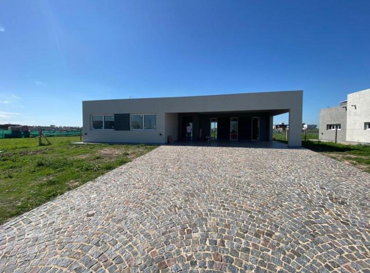 Casa · 200m² · 5 Ambientes · 2 Cocheras