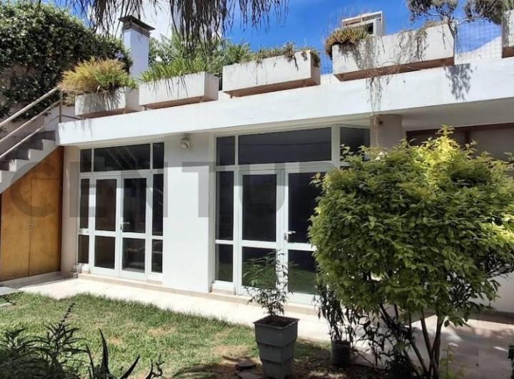 Casa · 300m² · 5 Ambientes · 2 Cocheras