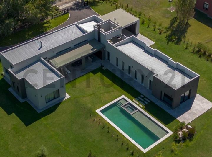 Casa · 422m² · 5 Ambientes · 4 Cocheras