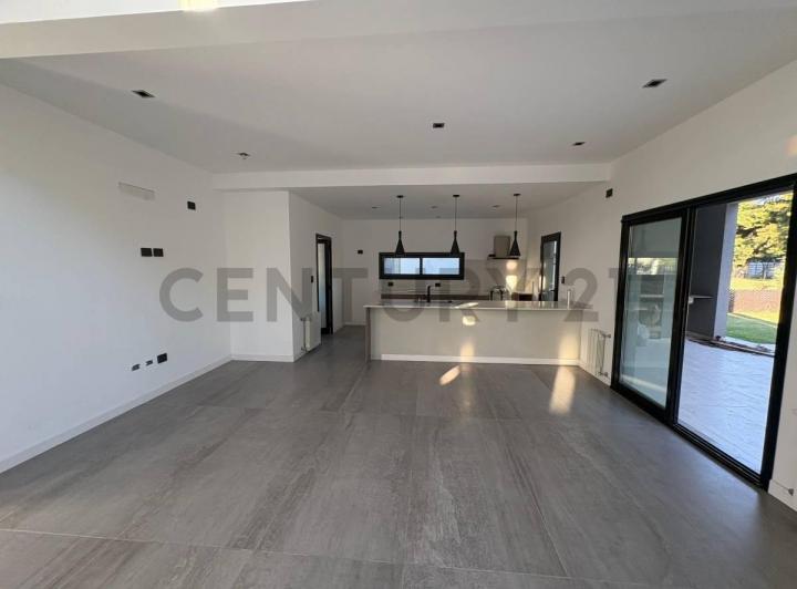 Casa · 265m² · 5 Ambientes · 3 Cocheras