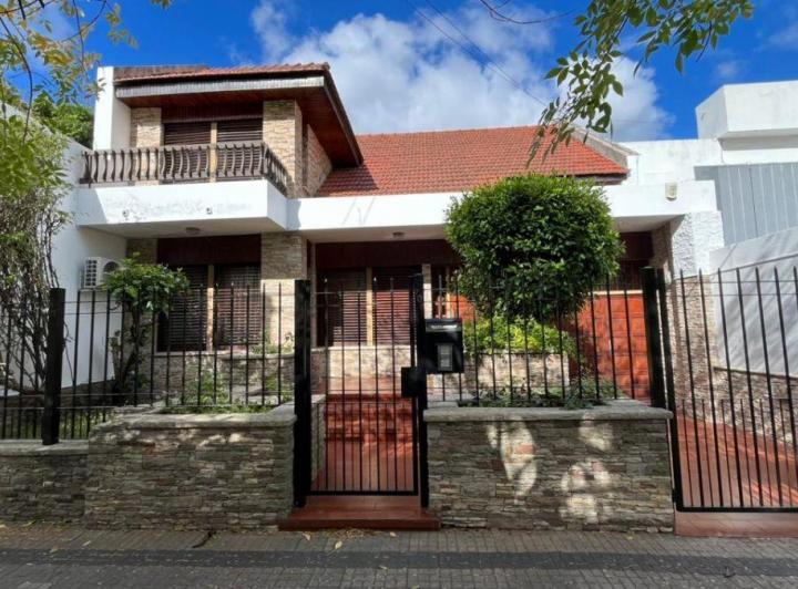 Casa · 250m² · 6 Ambientes · 2 Cocheras