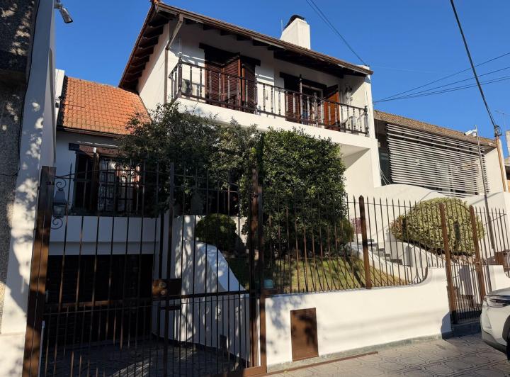 Casa · 370m² · 5 Ambientes · 2 Cocheras