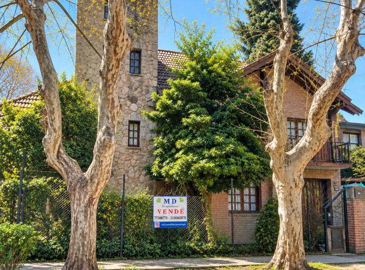 Casa · 250m² · 8 Ambientes · 2 Cocheras