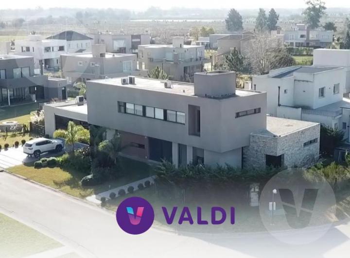 Casa · 280m² · 5 Dormitorios · 2 Cocheras