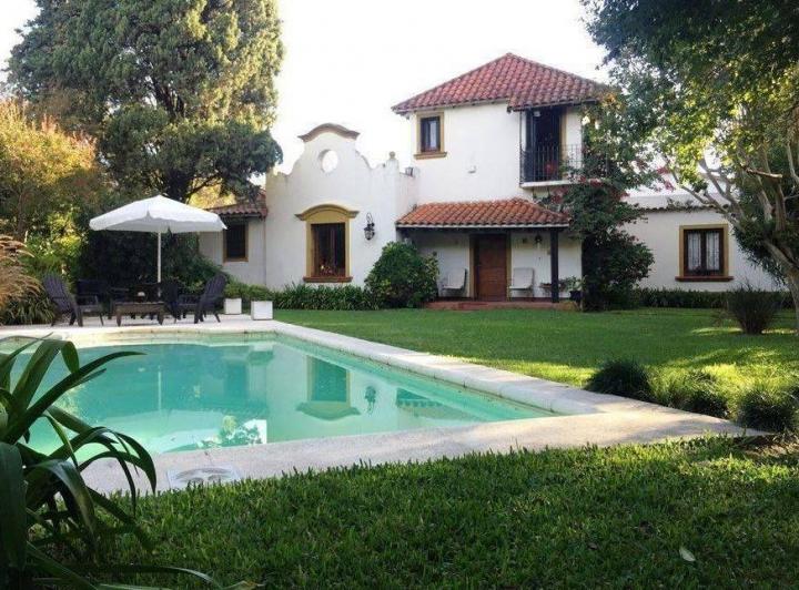 Casa · 8m² · 5 Ambientes · 3 Cocheras