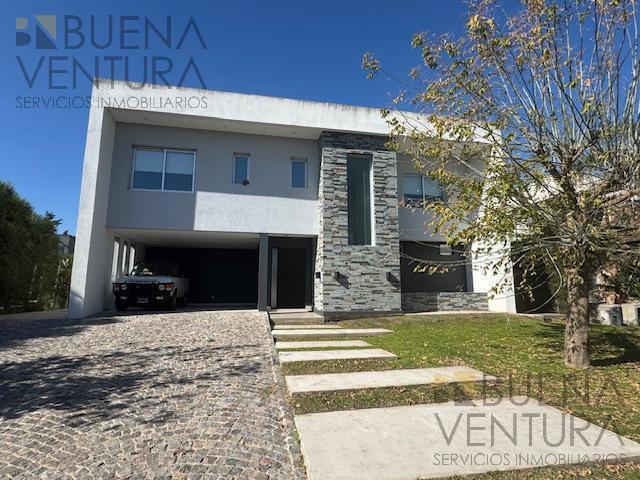 Casa · 349m² · 4 Dormitorios · 2 Cocheras