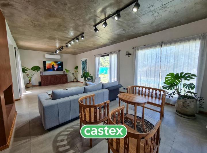 Casa · 251m² · 4 Dormitorios · 2 Cocheras