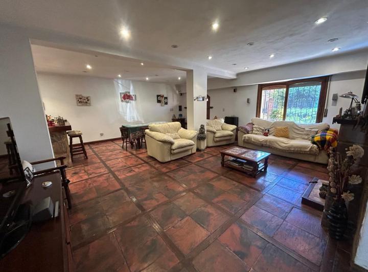 Casa · 354m² · 9 Ambientes · 2 Cocheras