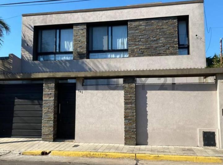 Casa · 235m² · 6 Ambientes · 3 Cocheras