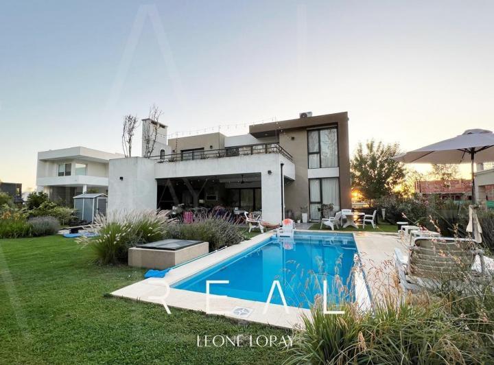 Casa · 319m² · 6 Ambientes · 2 Cocheras