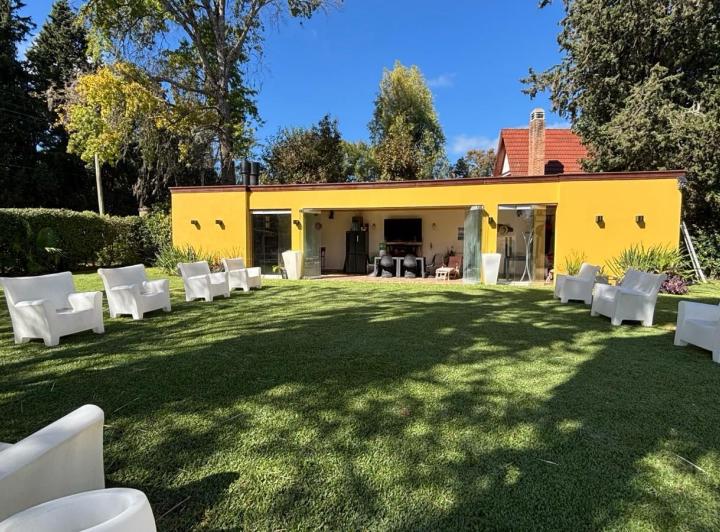 Casa · 300m² · 5 Ambientes · 2 Cocheras
