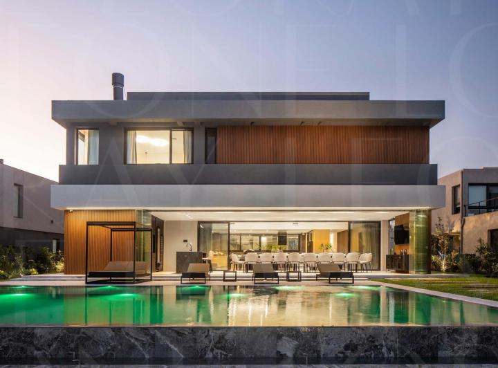 Casa · 540m² · 9 Ambientes · 2 Cocheras