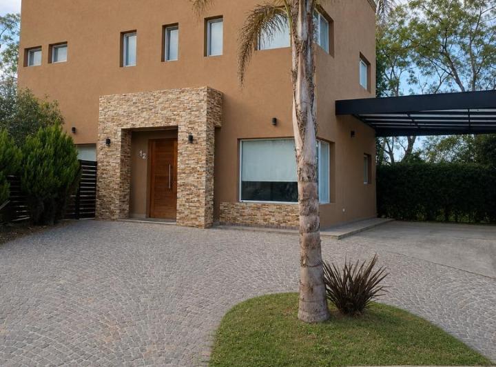 Casa · 191m² · 6 Ambientes · 4 Cocheras