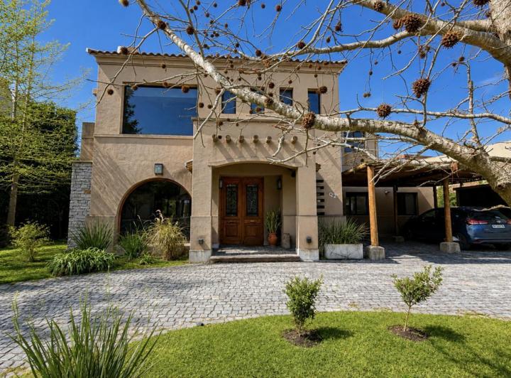 Casa · 295m² · 6 Ambientes · 2 Cocheras