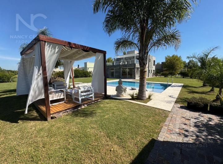 Casa · 245m² · 5 Ambientes · 2 Cocheras